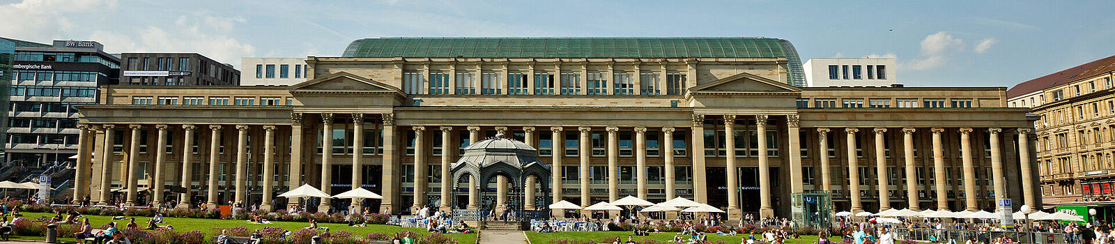 Sicht auf den Eingang der Königsbau Passagen und die Außenfassade.
